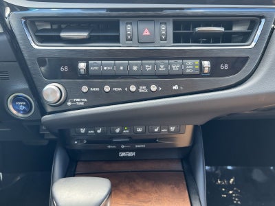 2022 Lexus ES 300h Luxury