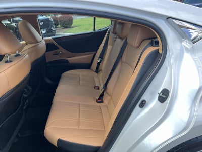 2022 Lexus ES 300h Luxury