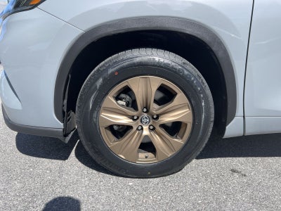2023 Toyota Highlander Hybrid Bronze Edition