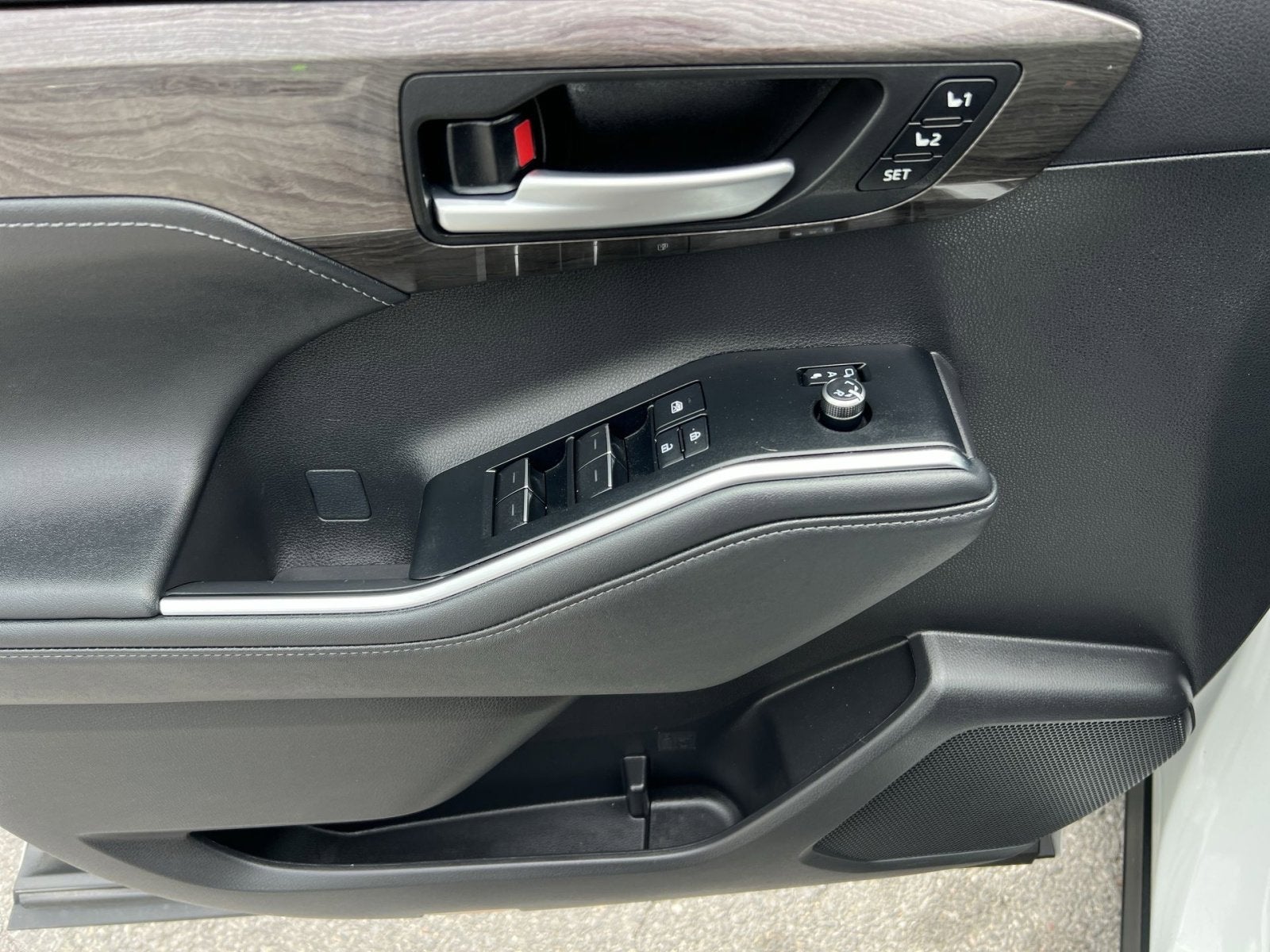 2025 Toyota Highlander Hybrid Platinum