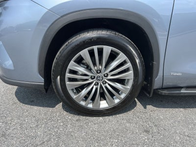 2023 Toyota Highlander Hybrid Platinum