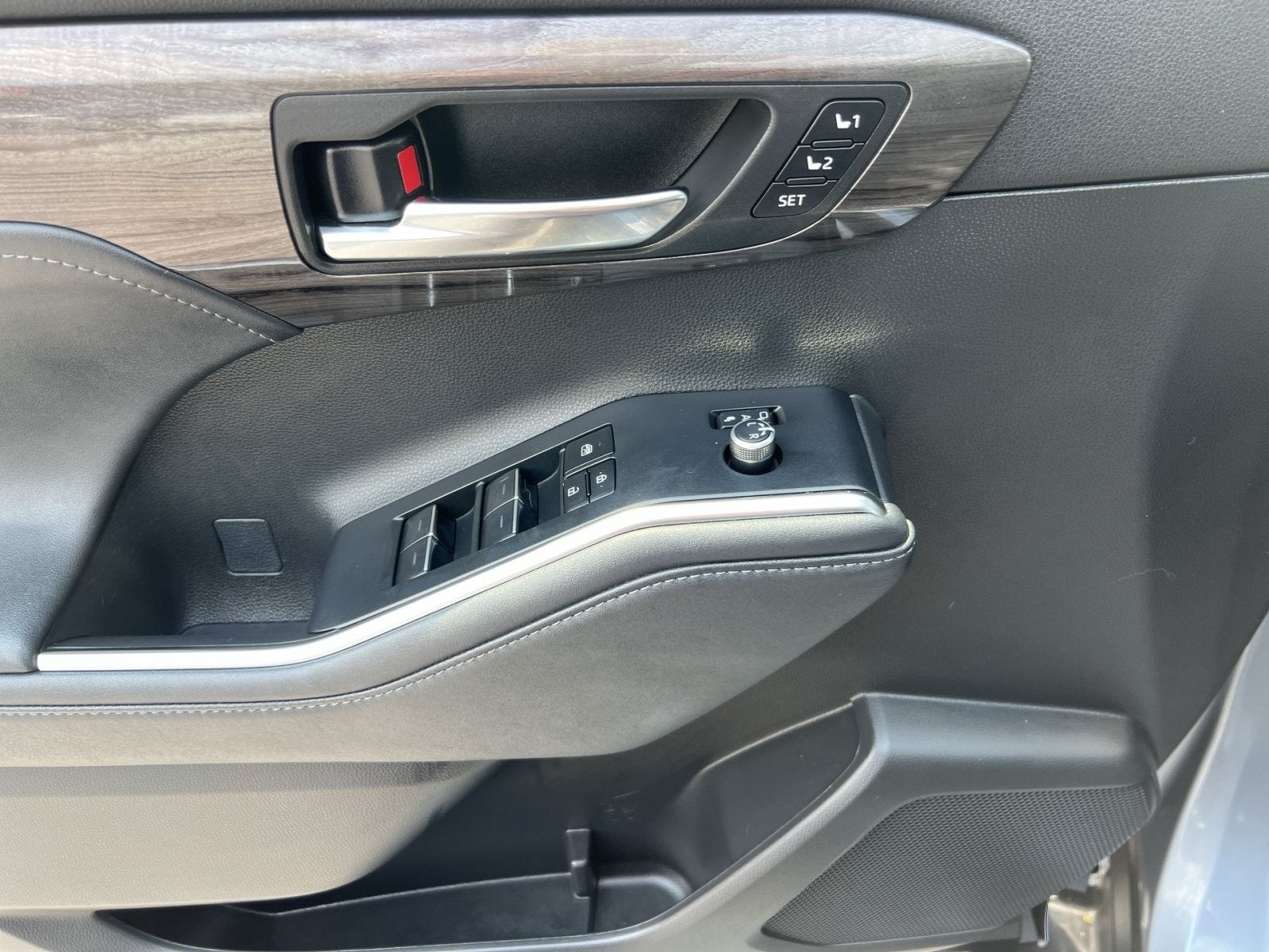 2023 Toyota Highlander Hybrid Platinum