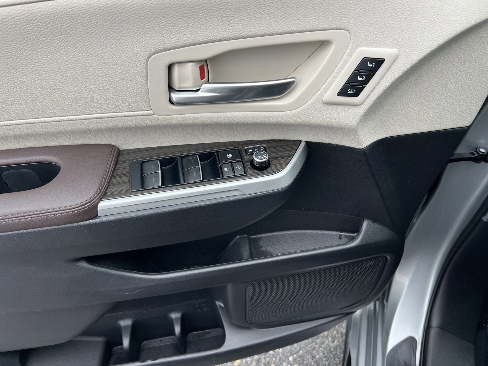 2023 Toyota Sienna Platinum