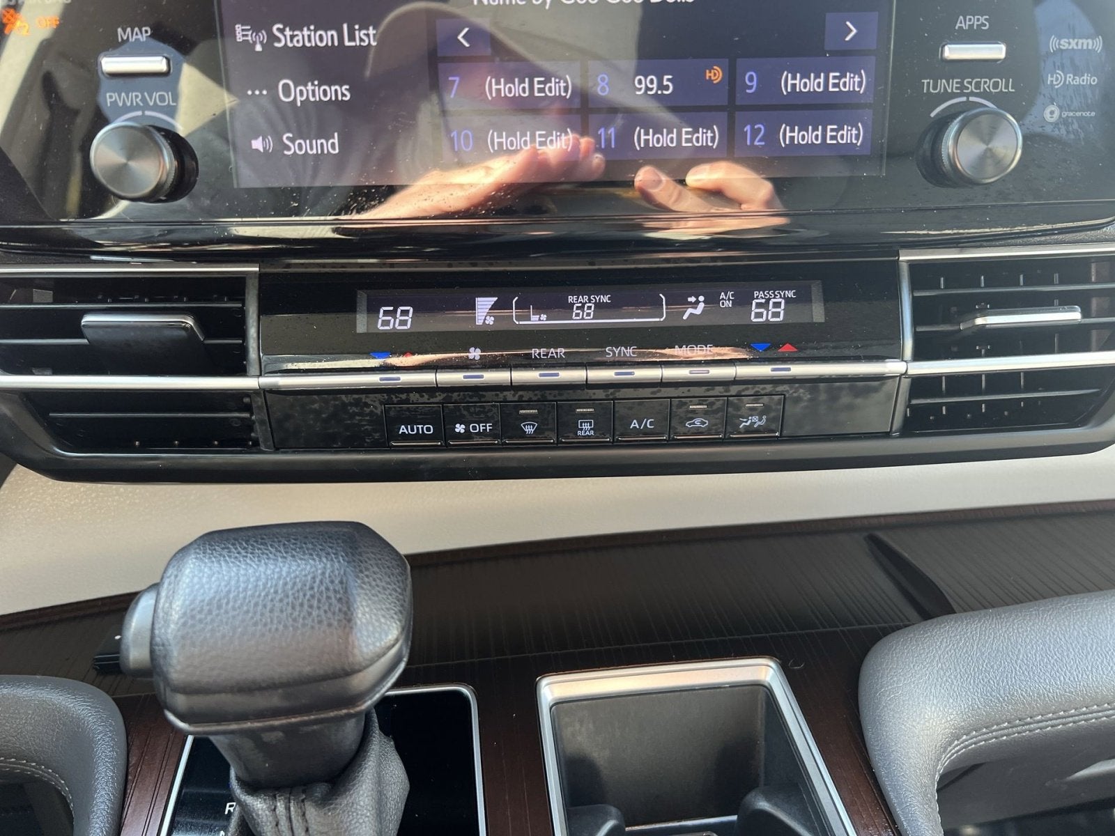 2023 Toyota Sienna LE