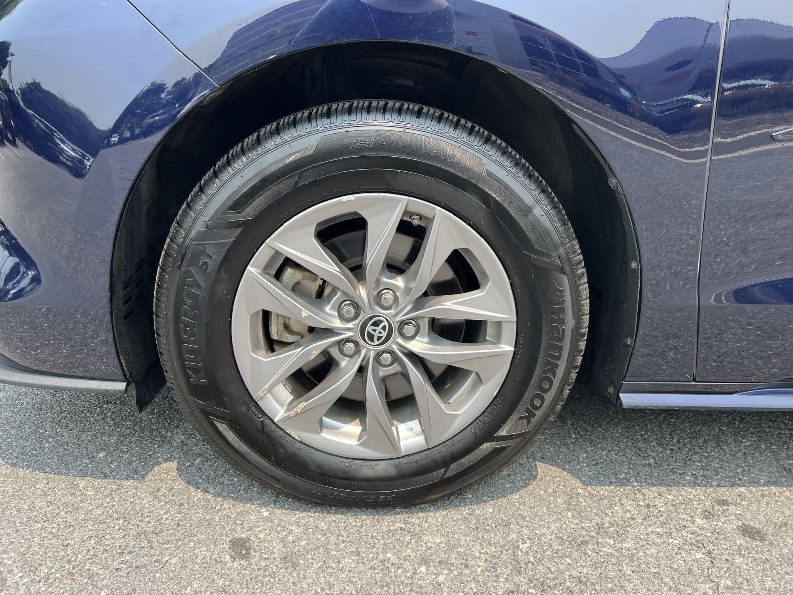 2023 Toyota Sienna LE
