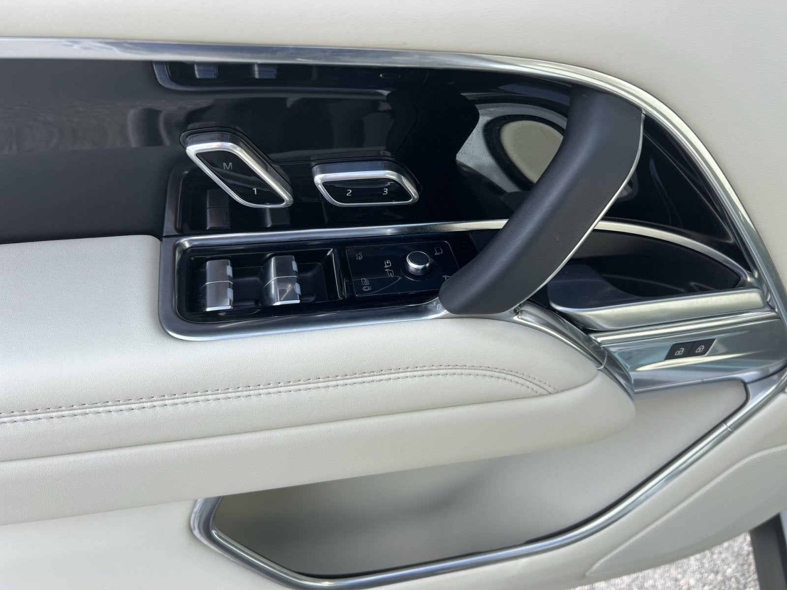 2025 Land Rover Range Rover SE